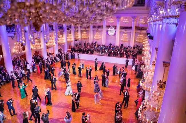 Một bữa tiệc khiêu vũ của giới nhà giàu.