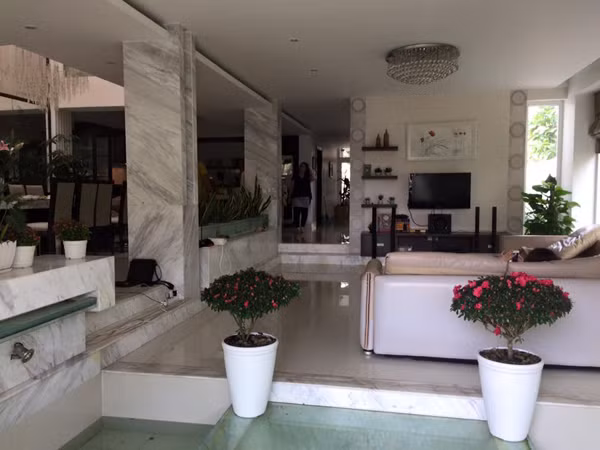 MC Quyền Linh của ngày hôm nay là một trong những MC đắt show nhất, một nam diễn viên quen mặt xuất hiện dày đặc trên truyền hình và có một gia đình hạnh phúc, giàu có khiến nhiều người ngưỡng mộ.