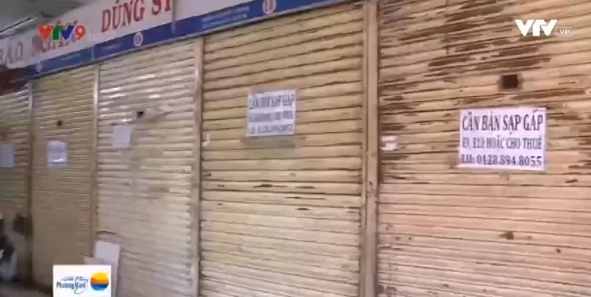 Khách đến chợ truyền thống An Đông ngày càng ít dần. Hệ quả là nhiều tiểu thương đóng cửa, cho thuê lại hoặc bán sạp hàng. Tuy nhiên, với tình trạng sập xệ, chẳng mấy người dám đầu tư để kinh doanh. Ảnh: VTV9.
