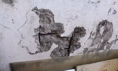 Nhiều chỗ bị bong tróc, lộ rõ những thanh sắt bên trong khối bê tông. Ảnh: Người đưa tin.