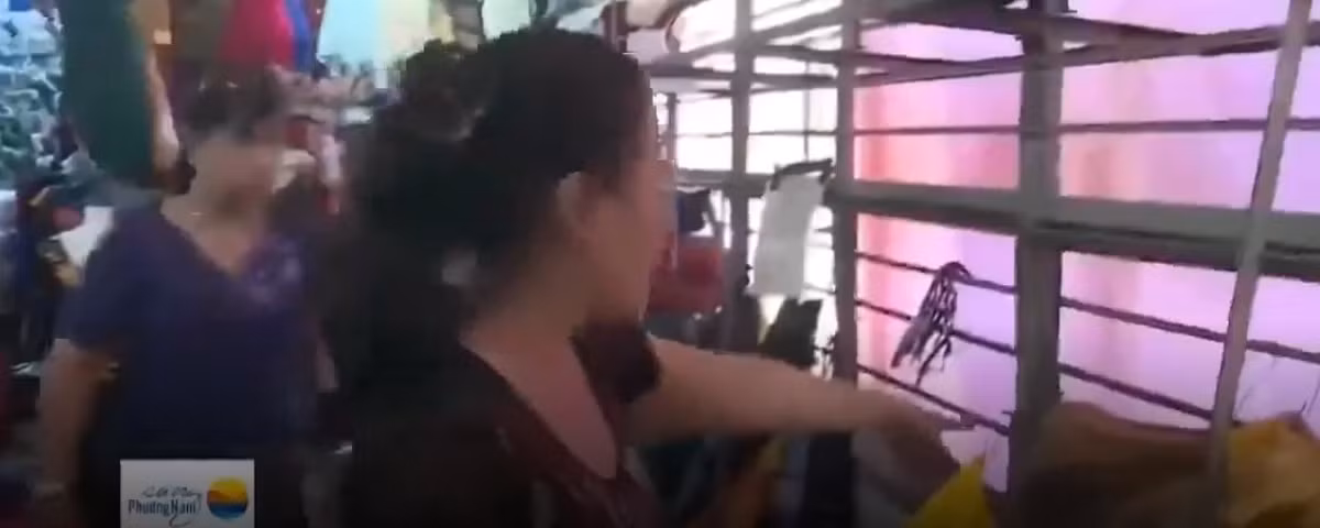 Theo phản ánh của tiểu thương chợ An Đông, khi trời mưa là nước hắt hết vào bên trong. Ảnh: VTV9.