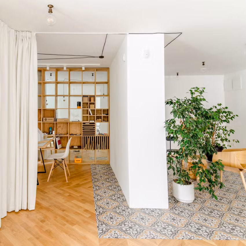 Sàn gỗ kết hợp tấm lót hoa văn tạo điểm nhấn đặc trưng cho ngôi nhà.