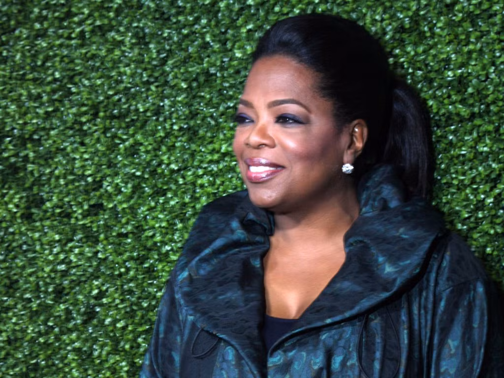  5. Oprah Winfrey (tài sản: 3 tỷ USD): Bà là người Mỹ gốc Phi duy nhất trong xếp hạng tỷ phú Forbes. Vượt qua thời thơ ấu khó khăn, nữ tỷ phú 63 tuổi này đã gây dựng một đế chế truyền hình tại Mỹ. Sở hữu khối tài sản lớn nhưng lối sống của bà vẫn rất giản dị và bà thường xuyên làm từ thiện.