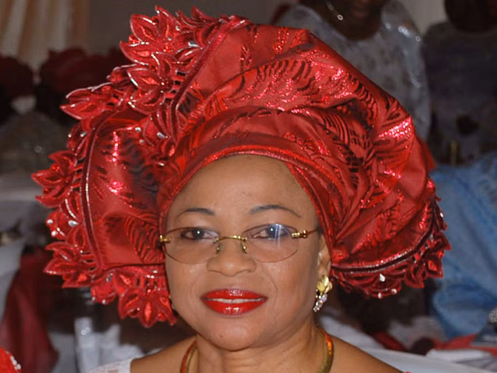  8. Folorunsho Alakija (tài sản: 1,61 tỷ USD): Nữ phó chủ tịch của công ty Famfa Oil tại Nigeria khởi nghiệp trong ngành thời trang. Nữ tỷ phú tự thân 66 tuổi này đang sống ở Lagos, Nigeria và đã có 4 người con thành đạt.