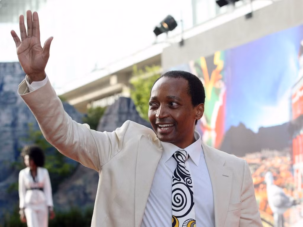 7. Patrice Motsepe (tài sản: 1,81 tỷ USD): Tỷ phú 55 tuổi đến từ Nam Phi này là người đã lập nên công ty khai mỏ African Rainbow Minerals và từng là tỷ phú USD đầu tiên của châu Phi. Ông cũng là một trong những tỷ phú đầu tiên tham gia cùng Bill Gates trong cam kết sẽ cho đi phần lớn tài sản để làm từ thiện.