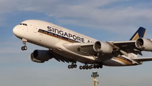 Siêu máy bay Airbus A380 đang phải đối mặt trước nguy cơ bị tháo dỡ nếu không tìm được người thuê trong thời gian tới. Cụ thể, hãng sẽ nhận lại 4 chiếc A380 từ Singapore Airlines từ tháng 10 năm nay do kết thúc hợp đồng thuê 10 năm. Ảnh: Traveller.