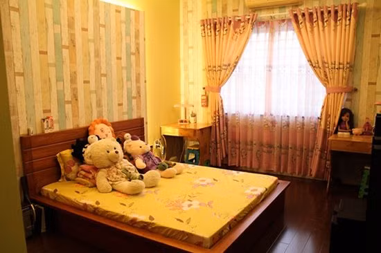 Ngoài phòng ngủ chính của nam ca sĩ, căn nhà mới của anh còn có thêm 2 phòng ngủ khác để người nhà, bạn bè mỗi lần ghé thăm có thể ngủ lại.