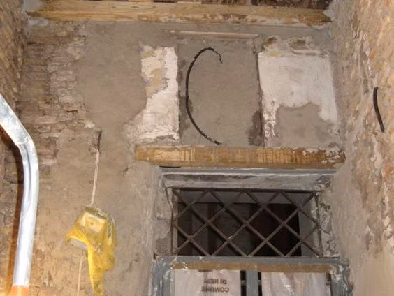 Ngôi nhà có diện tích “tí hon”, chỉ khoảng 7m2, nhìn từ bên ngoài vào khá tối tăm và bí hiểm.