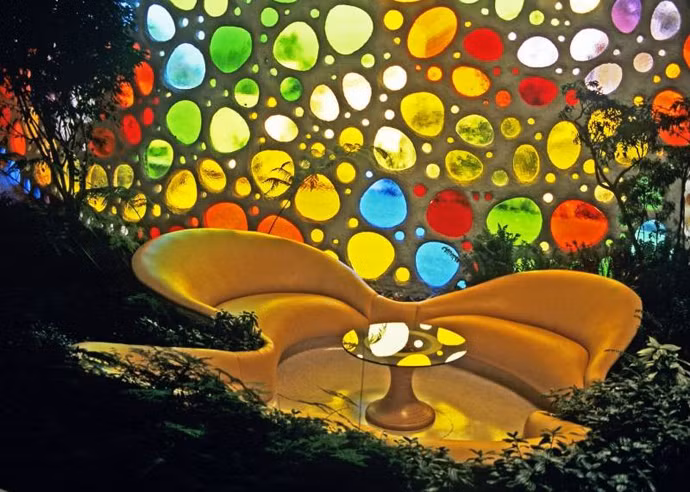 Phòng khách hiện đại với hệ thống đèn chiếu sáng tuyệt đẹp. Ảnh: Designrulz.