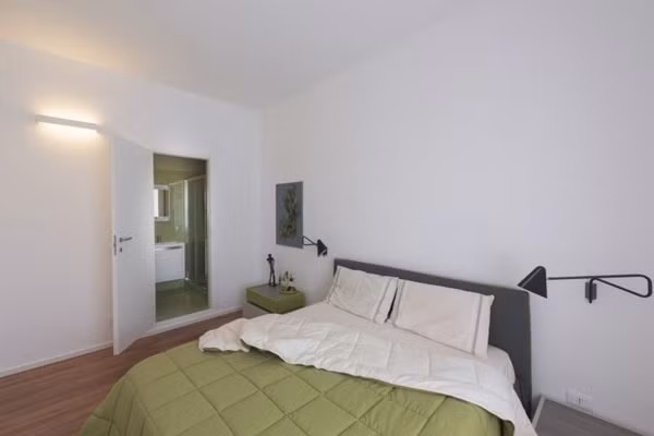 Phòng ngủ nổi bật trên nền tường trắng và sàn gỗ. Ảnh: HomeDesign.