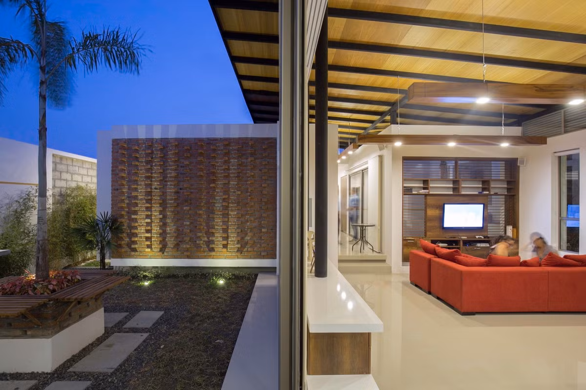 Sân vườn là khu vực thư giãn của các thành viên trong gia đình.