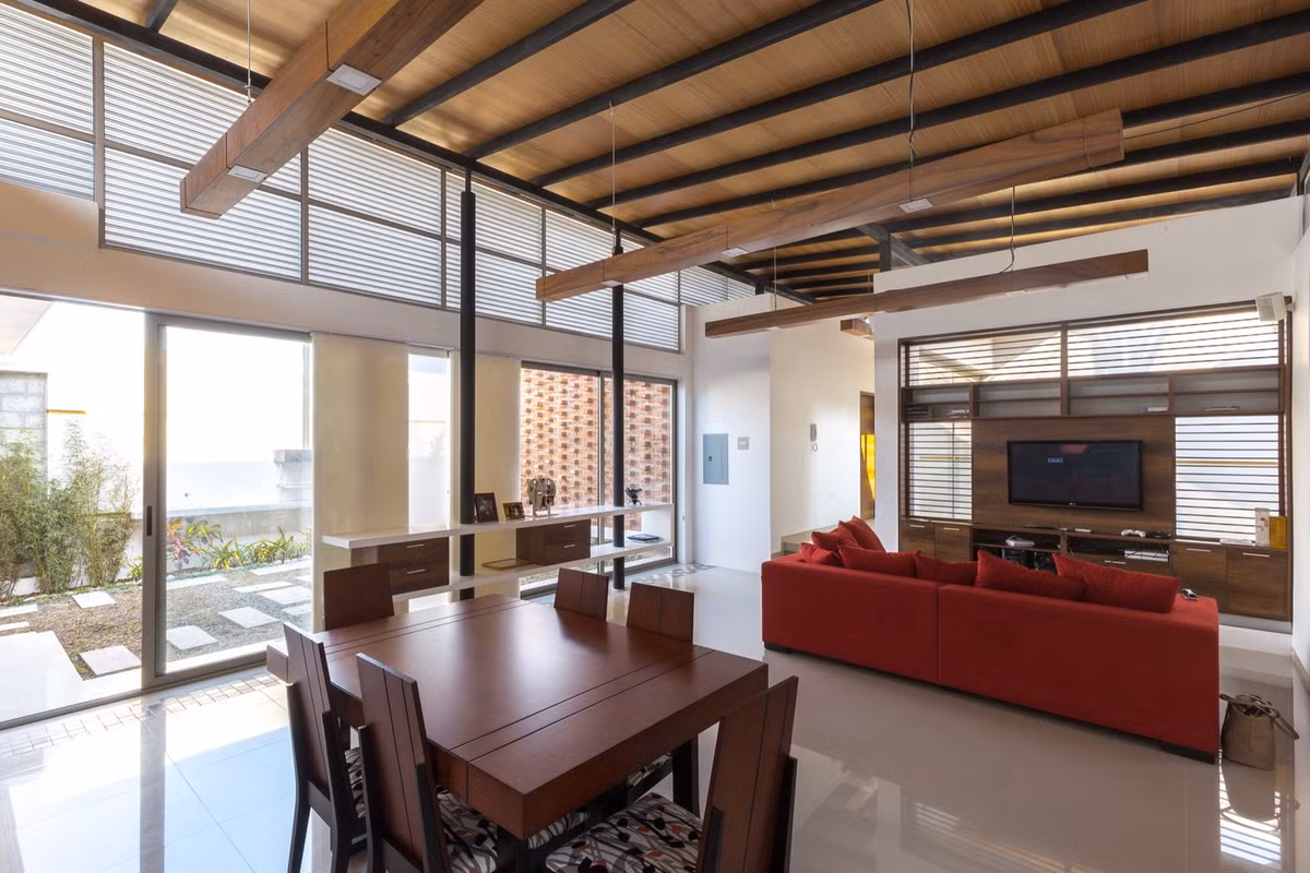 Phòng khách là sự kết hợp của các vật liệu thô mộc như gạch trần, gỗ tự nhiên...vừa mang đến cảm giác dung dụng mà vẫn kiêu sa.