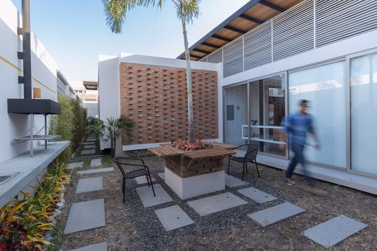 Hệ cửa kính khung thép đảm bảo tính thẩm mỹ và an ninh.