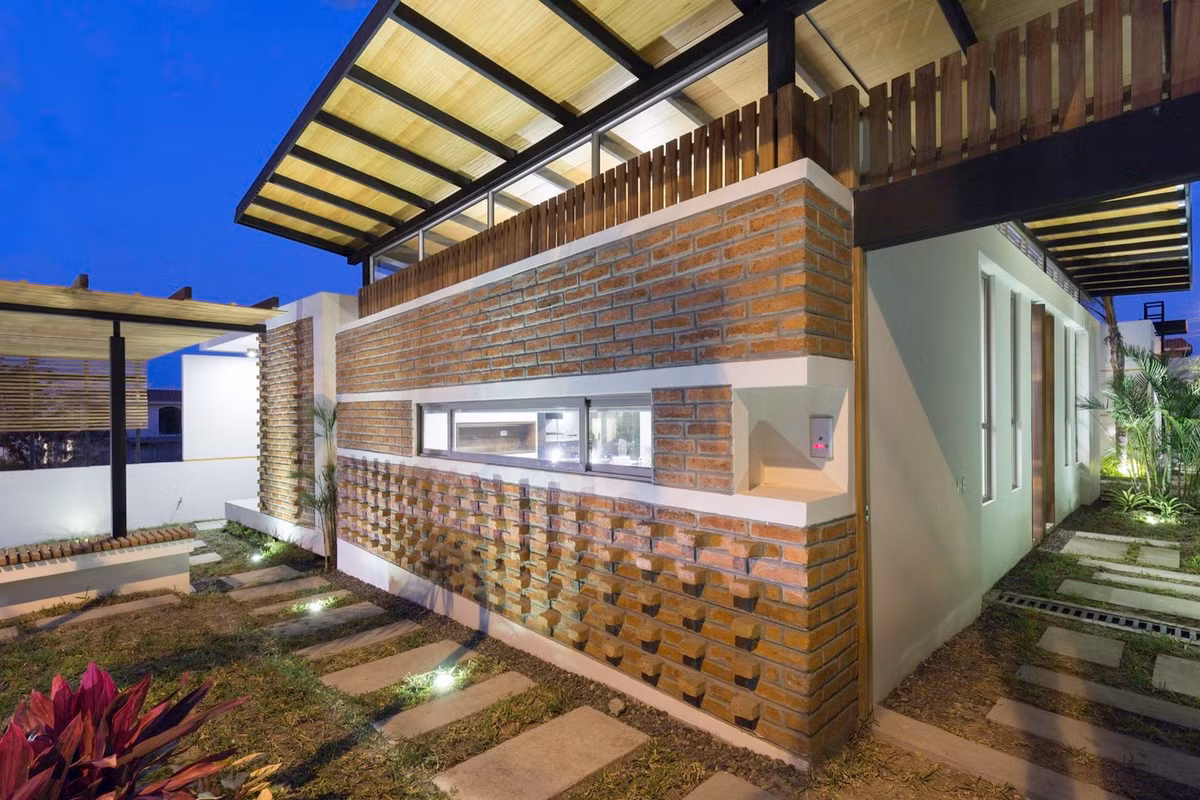 Tính hợp lý nằm ở khoảng không gian chuyển tiếp từ sân vườn vào bên trong.