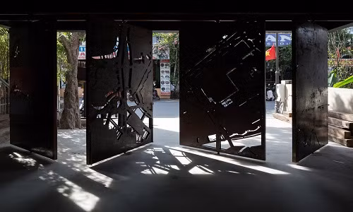 Đặc biệt hơn cả là cánh cổng bằng thép với họa tiết lạ mắt trông như bị "nứt toác".