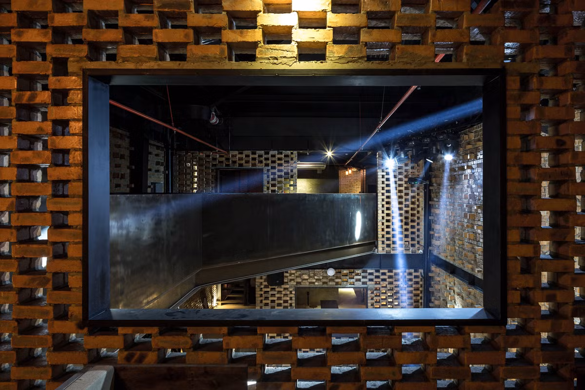 Tường gạch trần tạo điểm nhấn cho không gian bên trong. Nguồn ảnh: Archdaily.