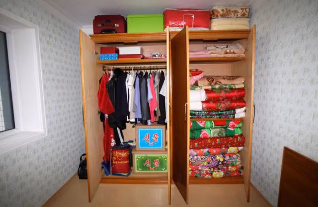 Tủ quần áo nhỏ gọn trong phòng ngủ.