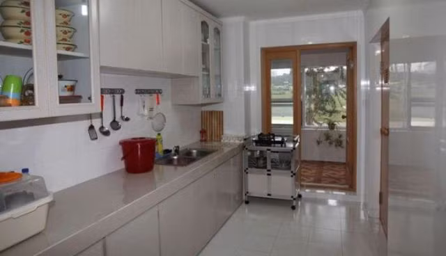 Nhà bếp tinh tế với gam màu trắng.