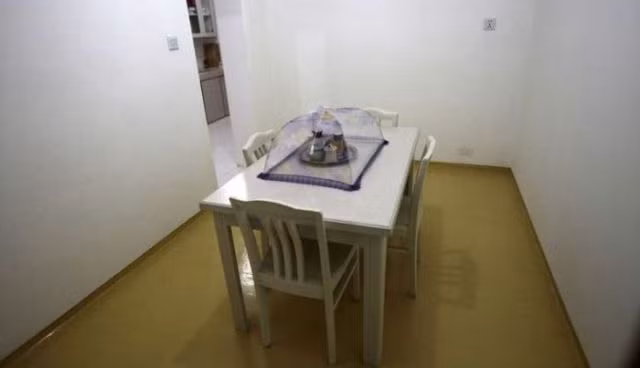 Bàn ăn được bố trí ở khu vực sau bếp nấu.