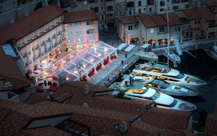 Đám cưới của người thừa kế tập đoàn pha lê Swarovski diễn ra ở Portopiccolo, Italy, trong không gian vô cùng lãng mạn bên bãi biển.