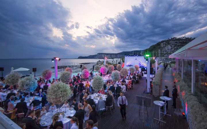 Cận cảnh bữa tiệc bên bờ biển khi hoàng hôn buông.