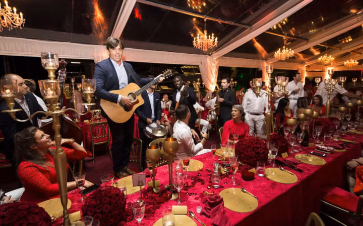 Khách mời được tham dự bữa tối tổ chức tại khách sạn 5 sao Falisia trên nền màu chủ đạo là đỏ và trắng.