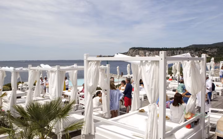 Tâm điểm của lễ cưới là chiếc bánh cưới đắt tiền và màn bắn pháo hoa ngoạn mục.