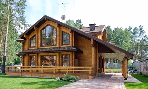 Nhà gỗ hai tầng kết hợp cửa kính là một kiểu nhà gỗ hiện đại được yêu thích bởi không gian sáng sủa và thiết kế mái ngói theo kiểu truyền thống. Ảnh: Skyhome.