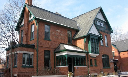 30.700 USD/năm là mức học phí của trường trung học Royal St. George. Thành lập vào năm 1961, đây là trườn dự bị đại học duy nhất ở Canada được sử dụng chữ "Royal" đi kèm với tên trường.
