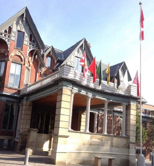 Branksome Hall là ngôi trường nội trú tư thục dành cho nữ sinh với chương trình học đa dạng. Khuôn viên trường rộng tuyệt đẹp với diện tíc lên tới 13 hecta, tọa lạc tại trung tâm thành phố Toronto. Mức học phí trung bình của trường rơi vào khoảng 28.590 USD đến 30.590 USD/năm.