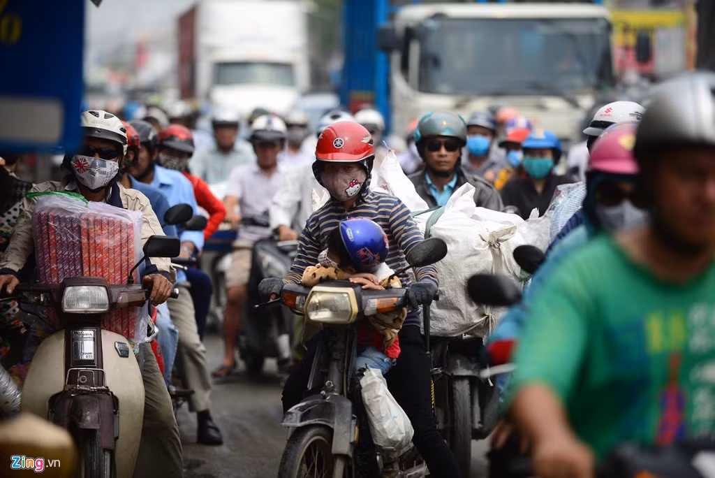 Nhiều người từ TP.HCM về quê ở các tỉnh miền Tây đi qua quốc lộ 50 (giáp Long An) cũng được cho là nguyên nhân gây nên tình trạng ùn tắc giao thông.