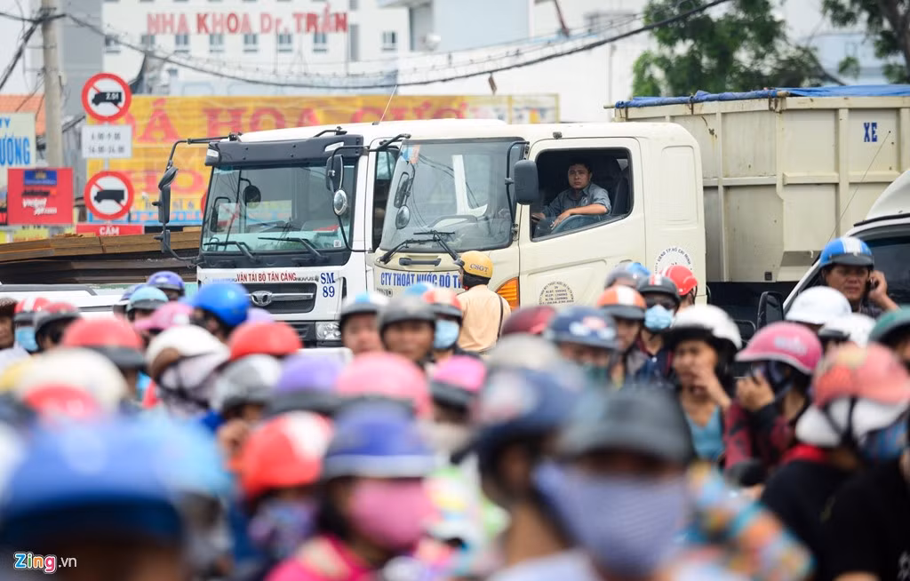 Xe tải, container xếp hàng dài gần 1 km trên đường Nguyễn Văn Linh đoạn giao với quốc lộ 50.