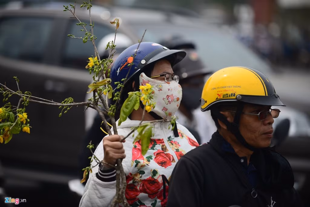 Là ngày Chủ nhật cuối cùng của năm Bính Thân, nhiều người dân tranh thủ mua sắm trước kỳ nghỉ Tết.