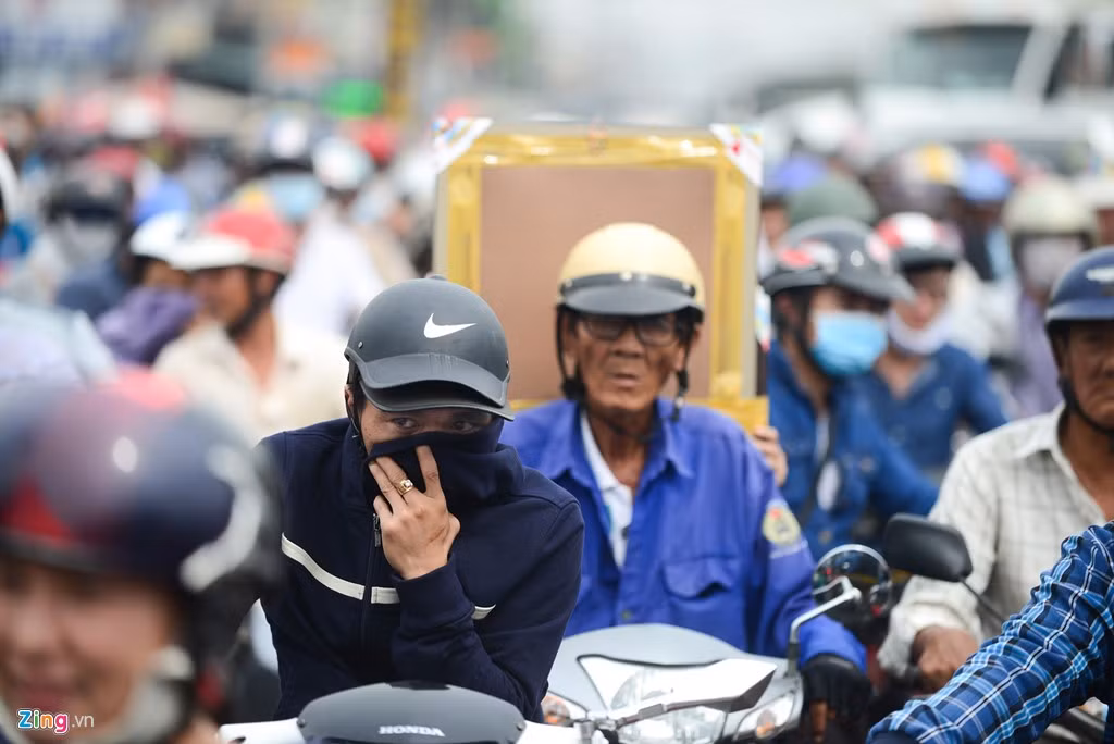 Người dân ngộp trong cảnh kẹt xe, khói bụi hàng giờ đồng hồ với quãng đường dài hàng km.