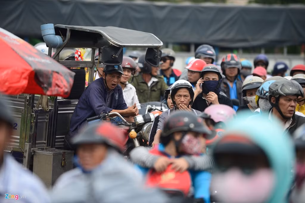 Nhiều người ngán ngẩm khi chịu cảnh kẹt xe hàng giờ đồng hồ. Anh Trường (nhà quận 9, đi về quê Long An tảo mộ người thân) cho biết anh đi qua đây bị ùn lại mất hơn 2 giờ. Anh định quay đầu xe tìm đường khác nhưng không thể được vì phương tiện quá đông, đành chịu cảnh nhích từng chút một giữa dòng người.