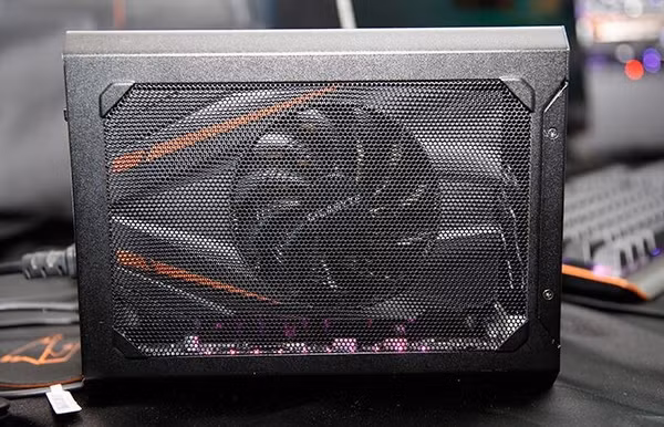 Aorus GTX 1070 Gaming Box: Thiết bị ngoại vi tốt nhất. Một card đồ họa có thể biến bất kỳ máy tính xách tay nào có khả năng Thunderbolt 3 thành cỗ máy chơi game tiện ích. Aorus GTX 1070 Gaming Box khá nhỏ gọn tích hợp sẵn card mini-ITX Nvidia GTX 1070 và có giá khoảng 599USD.