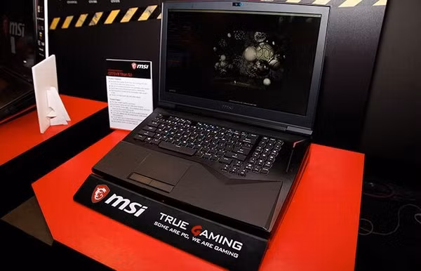 MSI GT75VR Titan – máy tính chơi game tốt nhất: Nếu bạn chọn chiếc laptop chơi game tốt nhất thì không thể bỏ qua sản phẩm này. Máy trang bị CPU i7-7820HK, một cặp VGA GTX 1070, màn hình 17,3 inch, chất lượng được nâng lên tới 4K/120Hz, hỗ trợ HDR. GT75VR Titan gây được ấn tượng về sự hầm hố ngay từ cái nhìn đầu tiên. Những đường nét thiết kế dữ dội cộng với thiết kế ánh sáng khiến bất cứ game thủ nào cũng phải cảm thấy phấn khích. MSI cho biết, họ đã hợp tác với hãng Steelseries để làm bàn phím cơ cho GT75VR. Đèn nền bàn phím ứng dụng công nghệ RGB mới cho phép tùy chỉnh từng vùng màu và có thể thay đổi trong lúc sử dụng.
