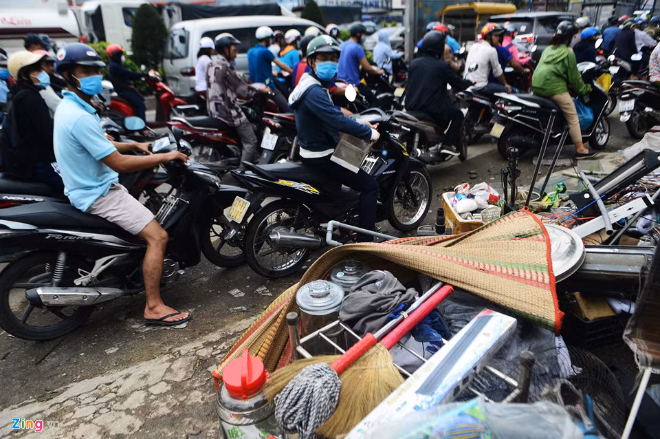 Vỉa hè đoạn đường này ngổn ngang đồ đạc, hàng hóa.