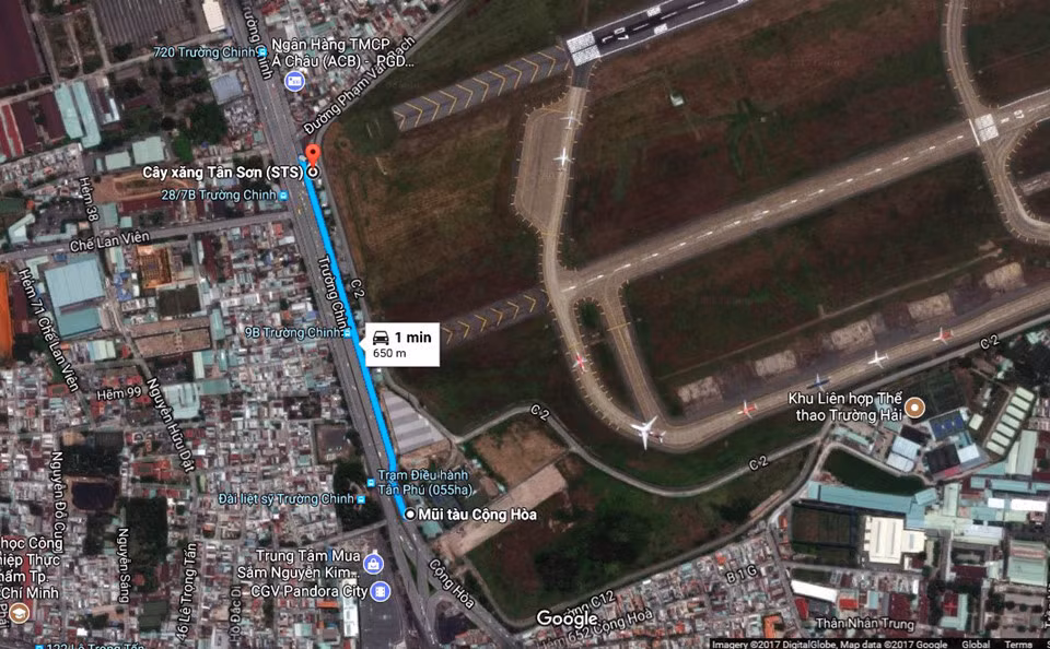 Đoạn đường Trường Chinh từ mũi tàu Cộng Hòa đến đường Phạm Văn Bạch, nơi lực lượng chức năng giải tỏa 50 kiốt. Ảnh: Google Maps.