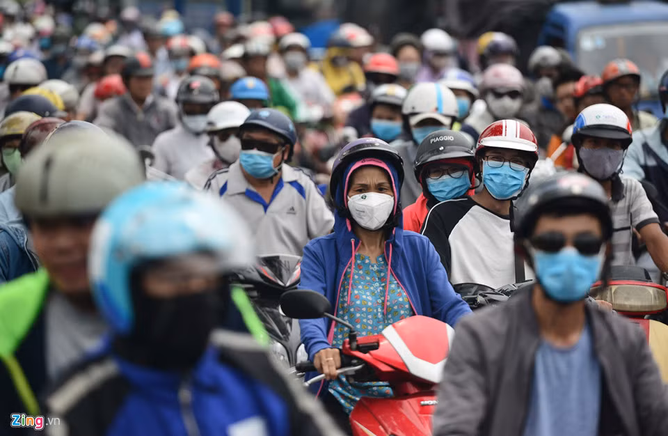 Vào thời điểm gần trưa, ùn tắc giao thông đoạn đường này càng thêm trầm trọng.