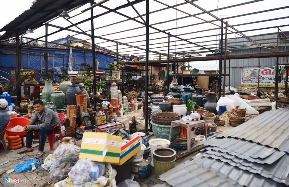 Một số kiốt đã tháo phần mái, trơ trọi các mặt hàng chưa được dời đi. Những hộ kinh doanh này không tự bàn giao mặt bằng trước ngày 31/8 như đã thông báo, nên lực lượng chức năng buộc phải tiến hành cưỡng chế theo quy định.