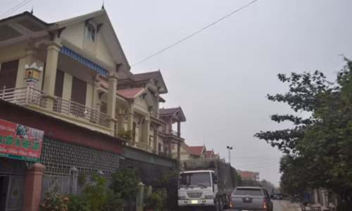 Hai bên đường vào trung tâm xã Diễn Tháp là dãy biệt thự liền kề nằm sát nhau khiến người ta gọi đây là làng biệt thự. Ảnh: Congan.