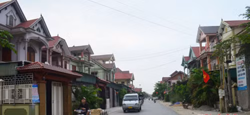 Sau đó, nhờ nhạy bén với thời cuộc, người dân trong làng đi buôn đồng nát. Cả làng đi thu mua sắt vụn, dép nhựa hỏng...và dần có sự chuyển mình mạnh mẽ về thu nhập. Ảnh: Báo Nghệ An.