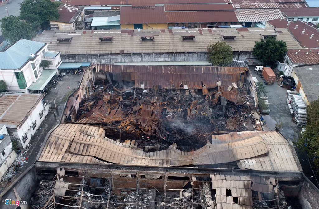 Lực lượng chức năng đang điều tra nguyên nhân vụ cháy và con số thiệt hại.