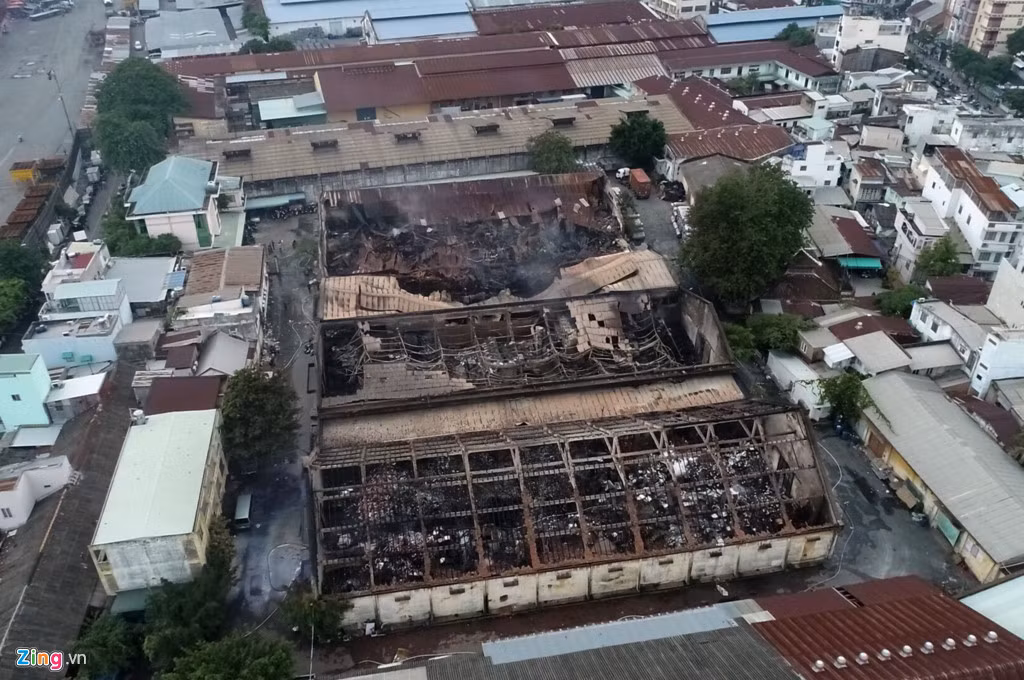 Ngọn lửa đã được khống chế vào khoảng 3h sáng 23/6 nhưng một số khu vực vẫn đang âm ỉ khói.