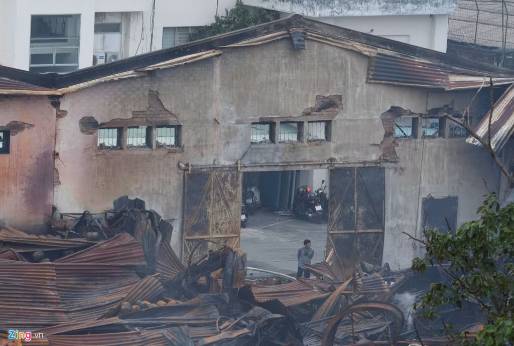 Những bức tường xung quanh cũng bị cháy sém.