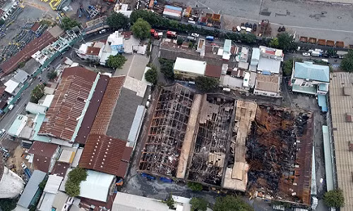 Đến 9h sáng 23/6, toàn bộ 4 nhà kho bị thiêu rụi hoàn toàn. Trước đó, các đơn vị PCCC quận 1, 4, 6, 7, 8, huyện Nhà Bè với 180 chiến sĩ, cùng 29 xe chữa cháy được điều động đến hiện trường. Trong khi đó, phía sông Sài Gòn tàu chữa cháy cùng 2 ca nô được huy động tham gia vào công tác dập lửa.