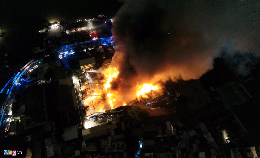 23h khuya 22/6, một vụ cháy kho ở càng Sài Gòn, rộng khoảng 5.000 m2 thuộc Công ty Cổ phần kho vận miền Nam nằm trên đường Nguyễn Tất Thành, quận 4, TP.HCM, ngay sát cảng Sài Gòn. Đến 3h sáng 23/6, đám cháy mới được khống chế.