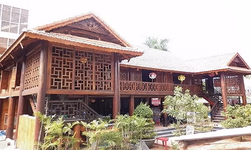  Nhà sàn bằng gỗ theo phong cách truyền thống của dân tộc Tây Nguyên nhưng được mở rộng cho phù hợp với nhu cầu của người ở. Ảnh: Nhalouis.