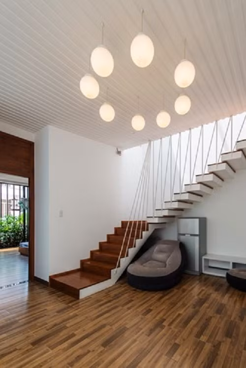 Giải pháp lấy ánh sáng và thông gió bằng việc tổ chức các khối không gian như giếng trời, vườn và các phòng có hai mặt tiếp xúc với ánh sáng tự nhiên. Ảnh: Archdaily.